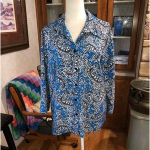 XLARGE BLUE BLACK AND WHITE BUTTON UP PAISLEY TOP WITH 3/4 SLEEVES. SPLIT HEM
